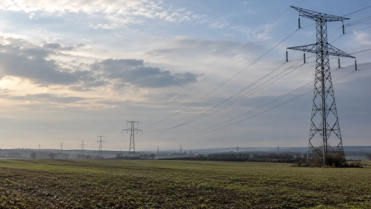 Réseau de transport d’électricité dans une plaine