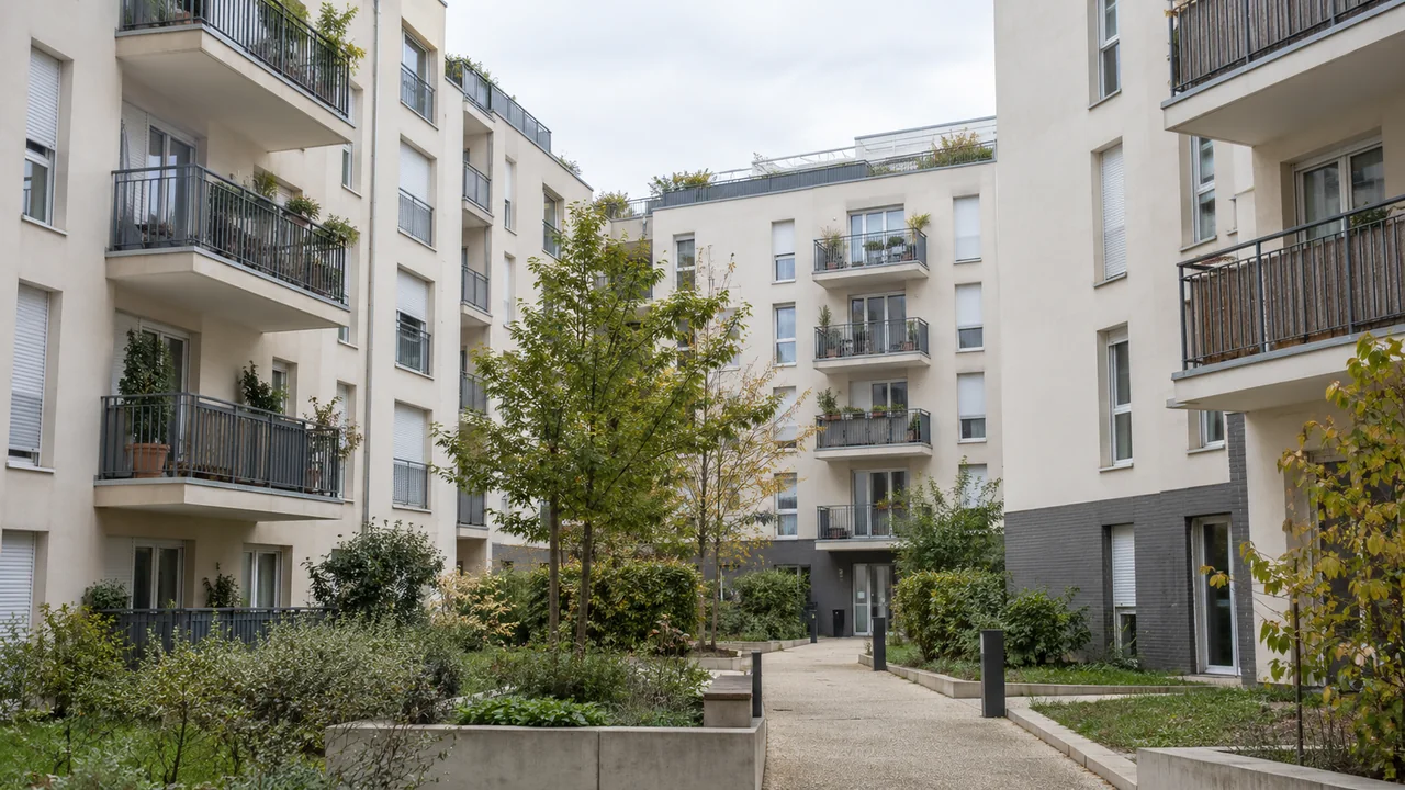 Façades et cour commune d’un ensemble d’immeubles d’habitation.