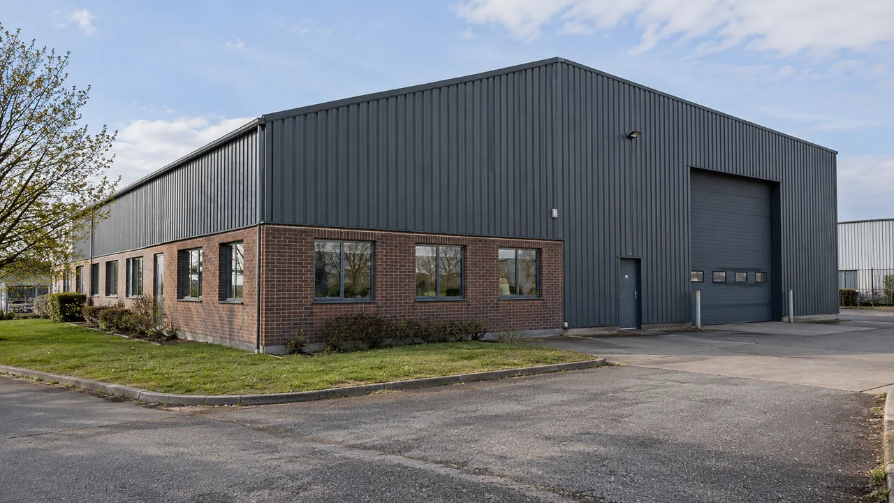 Façade et accès d’un bâtiment professionnel dans une zone d’activité.
